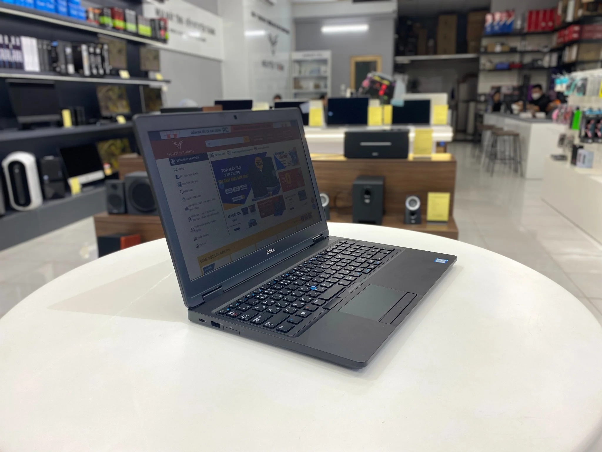 Thay màn hình laptop Dell Latitude 5590