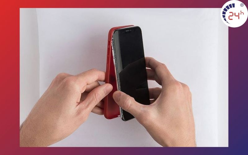 Gỡ bỏ ốp lưng để sửa loạn cảm ứng iphone