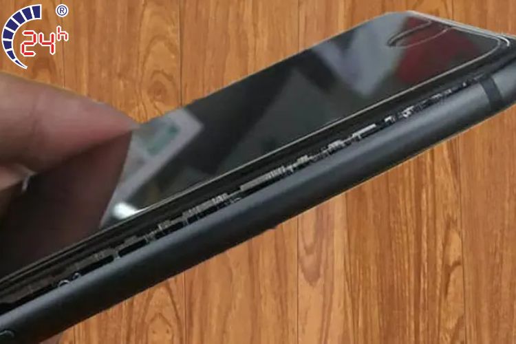 iPhone 14 Pro max bị đen màn hình mà vẫn có tiếng do bị bong keo cường lực
