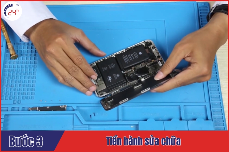 tiến hành sửa chữa điện thoại