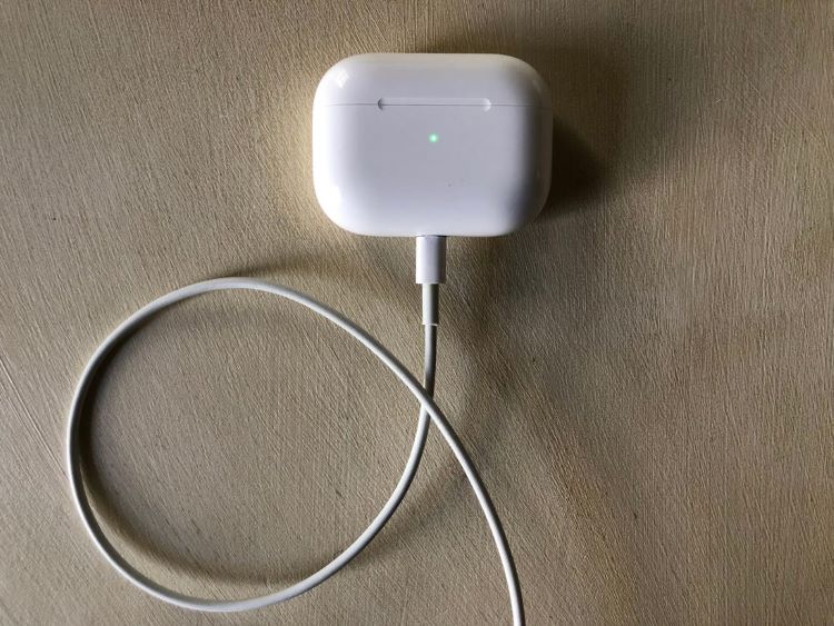 Kiểm tra kết nối giữa Airpod với nguồn điện