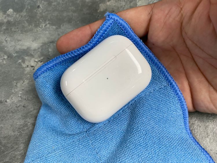 Vệ sinh cổng sạc và điểm tiếp xúc
