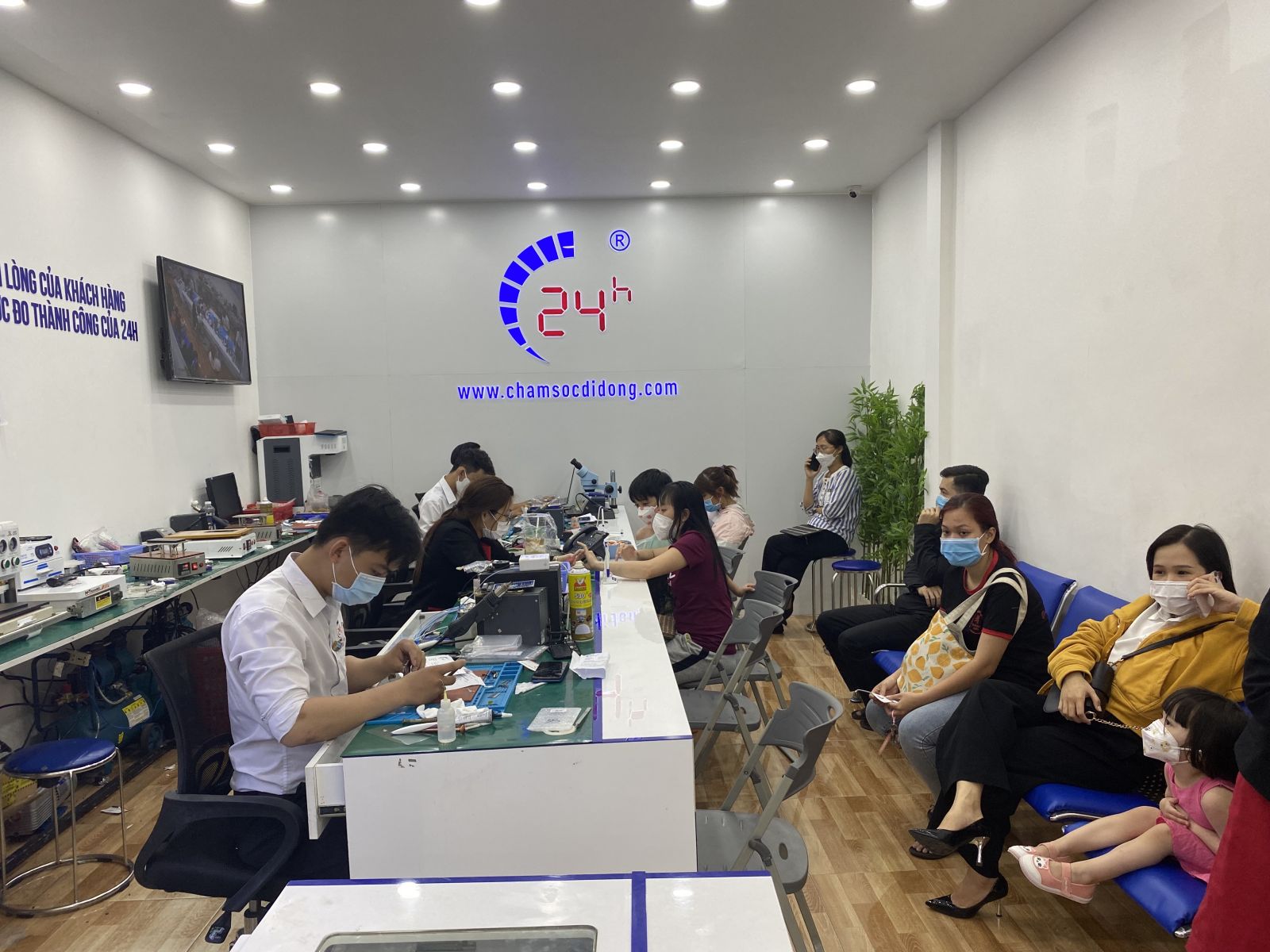 khách hàng đến thay màn hình tại Bệnh Viện Điện Thoại LapTop 24h uy tín