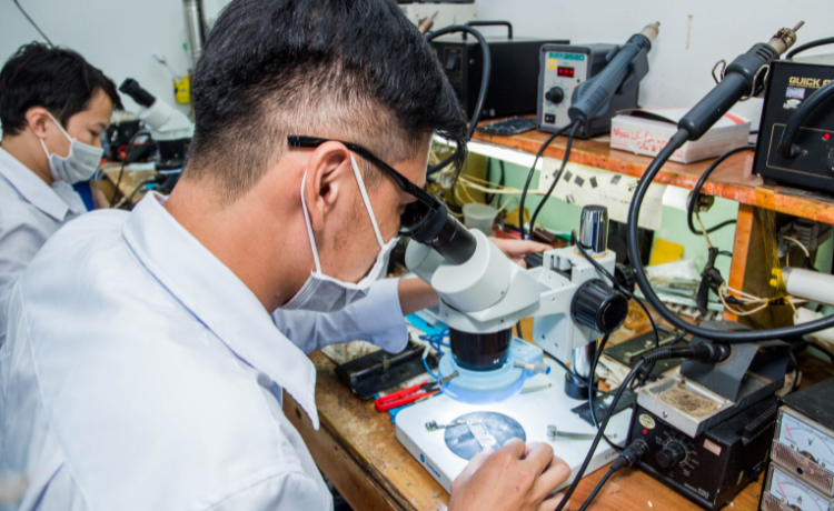 Niềm đam mê với nghề sửa chữa điện thoại 