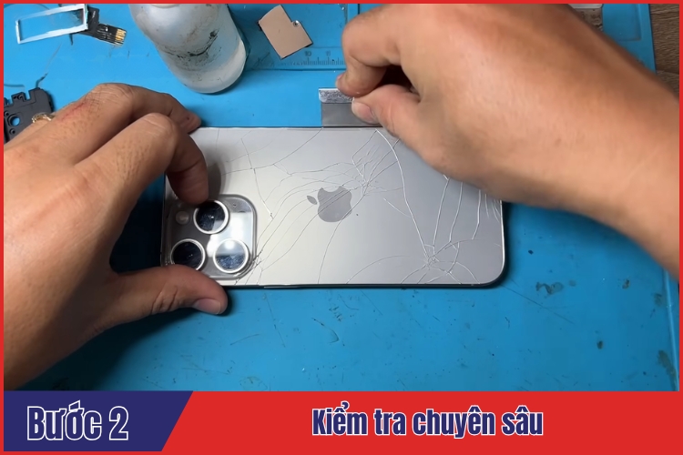 Nhân viên tiến hành kiểm tra chuyên sâu cho kính lưng tại chamsocdidong.com