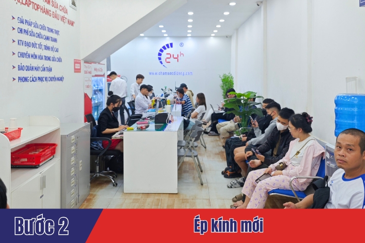 Nhân viên tiến hành thay mặt kính iPhone 12 Mini