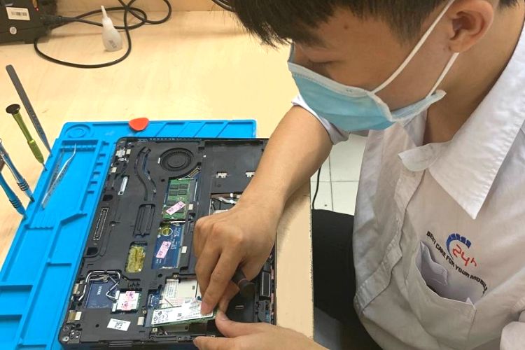  Lắp pin mới laptop Dell Inspiron 3437 cho khách hàng