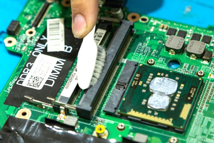 Vệ sinh laptop thường xuyên tránh bụi bám 