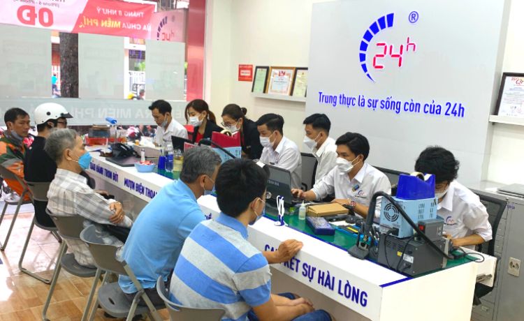khách đang chờ thay pin laptop Dell Inspiron 5448 
