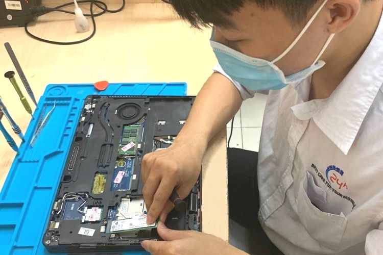 Quy trình thay pin tại Bệnh Viện Điện Thoại Laptop 24h