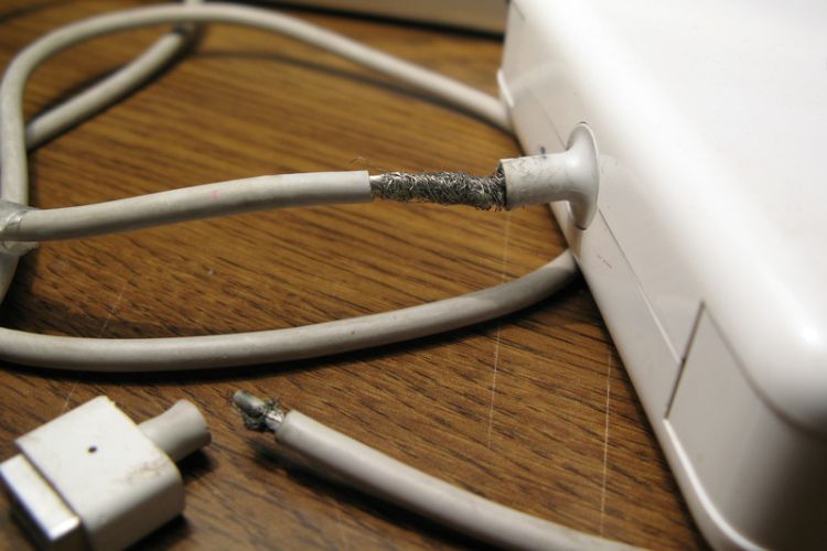 Nguyên nhân khiến sạc  sạc Macbook 13 inch A1342 bị hỏng 