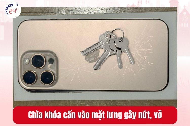Chìa khóa cấn vào mặt lưng gây nứt, vỡ