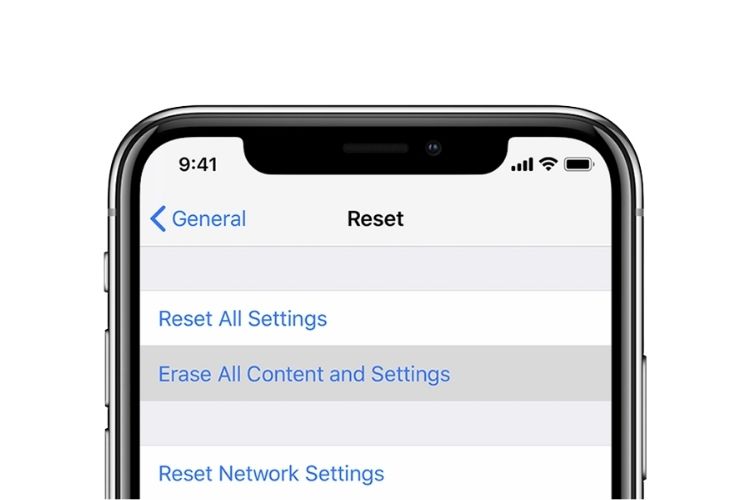 Khôi phục cài đặt gốc cũng là cách hạn chế sự theo dõi của người khác trên iPhone hiệu quả