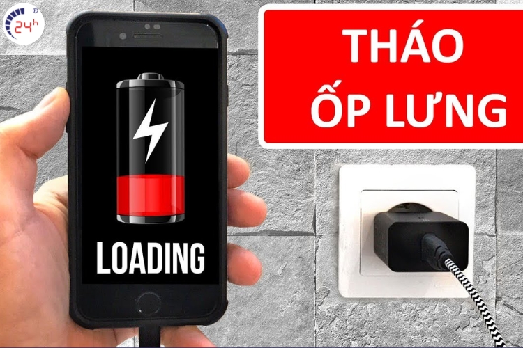 tháo ốp lưng khi sạc pin
