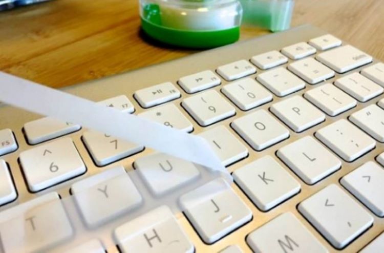 Dùng băng dính cho vệ sinh MacBook