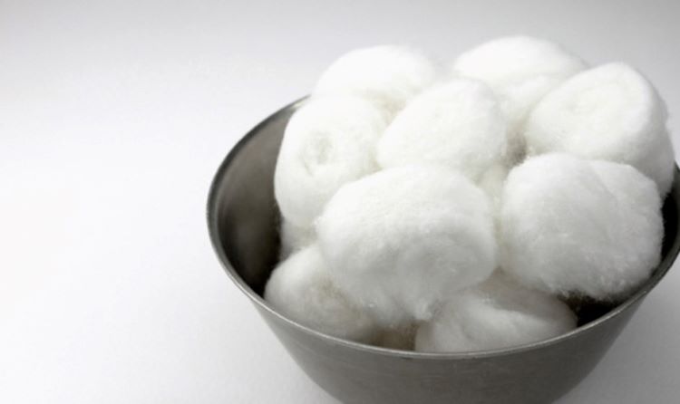 Vệ sinh bằng bông gòn