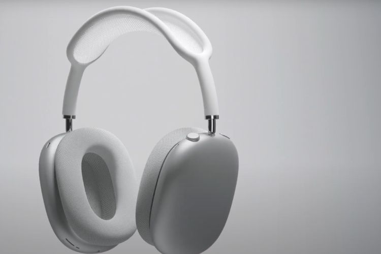 Sử dụng cồn hoặc khăn lau khử trùng để vệ sinh hộp dựng tai nghe AirPods