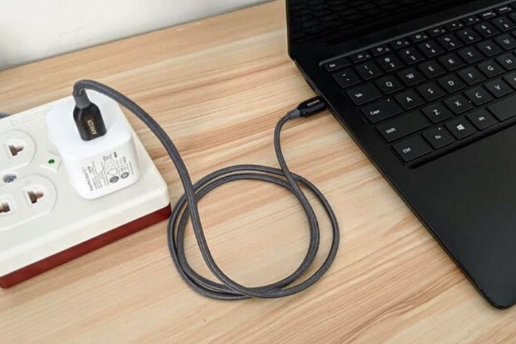 chân sạc laptop chập chờn Nên kiểm tra nguồn điện