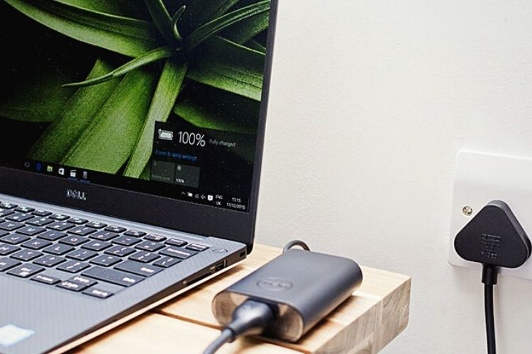 chân sạc laptop chập chờn Hãy kiểm tra cổng sạc và cổng kết nối của máy
