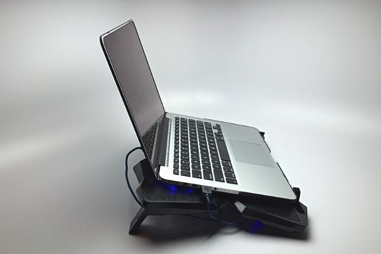 chân sạc laptop chập chờn Hãy giảm nhiệt chop laptop của bạn