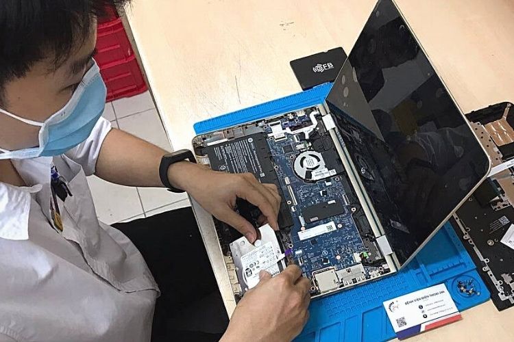 chân sạc laptop chập chờn Hãy lựa chọn cơ sở uy tín để sửa chữa