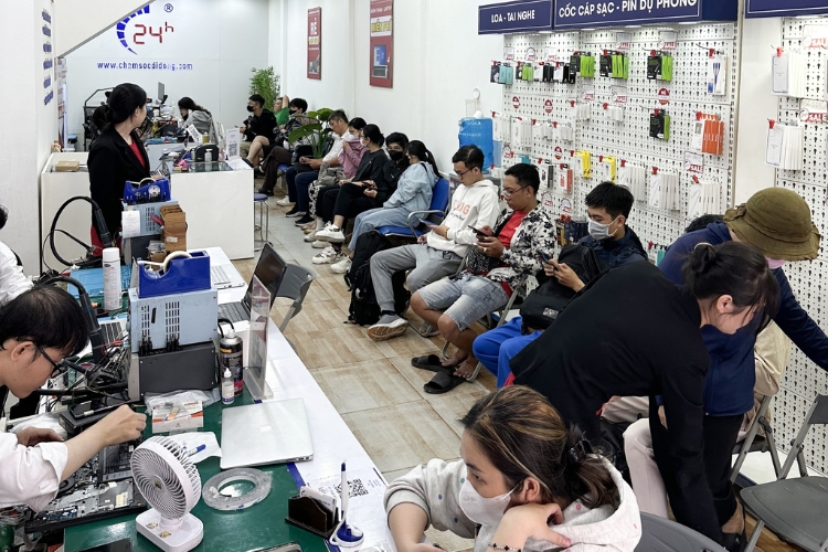 Thay pin điện thoại Samsung ở đâu