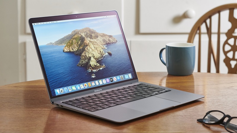 co-nen-vua-sac-vua-dung-macbook-khong