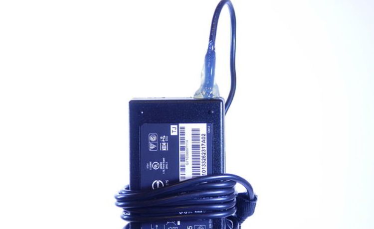 dán keo silicon vào vỏ hộp và hàn lại dây 