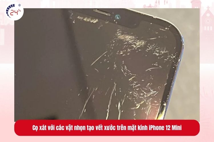 Cọ xát với các vật nhọn tạo vết xước sâu giảm độ sáng và cảm ứng mặt kính iPhone 12 Mini