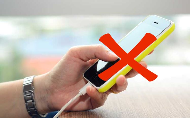 Không nên vừa sạc vừa sử dụng