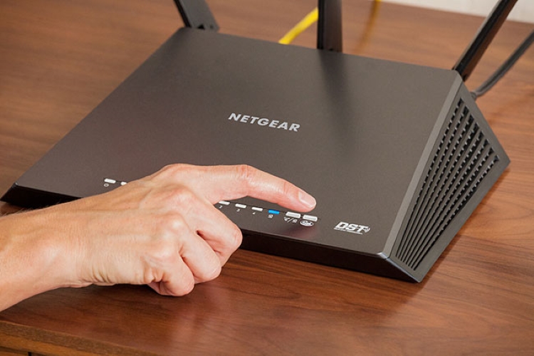 Kiểm tra modem Wi-Fi là một trong những cách giúp bạn kết nối lại với Wi-Fi