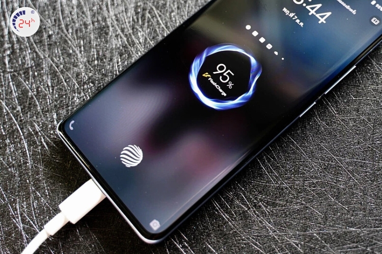 Tại sao khi sạc pin điện thoại iPhone bị nóng