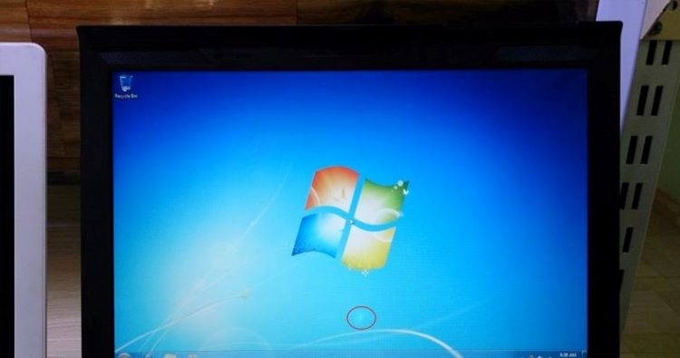 Nguyên nhân lỗi hiển thị đốm sáng màn hình laptop