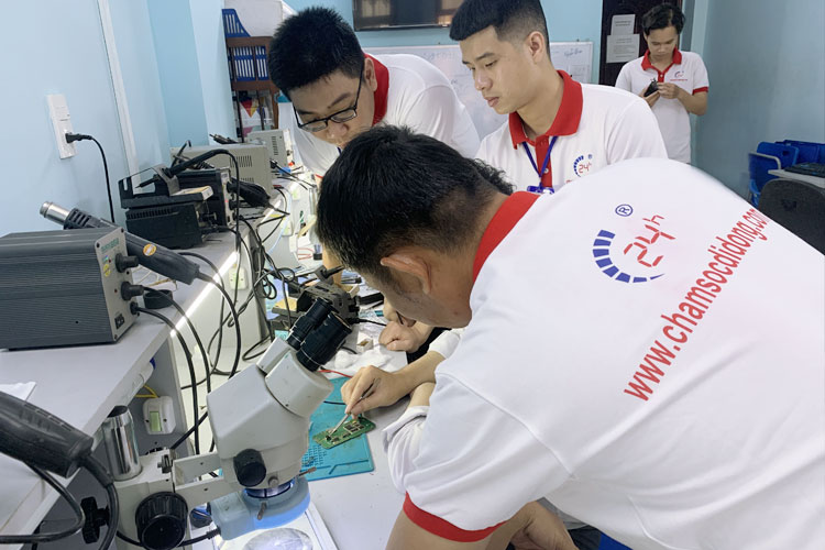 hoc-nghe-sua-chua-dien-thoai-co-tot-trong-hien-tai