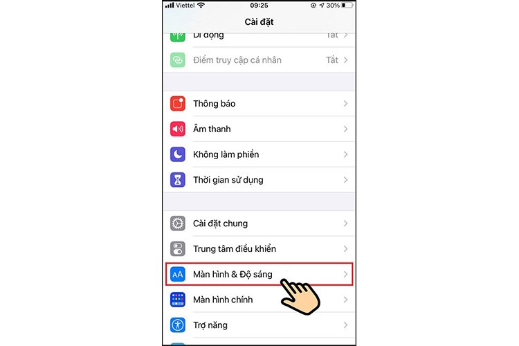 Vào Cài đặt > Chọn Màn hình & độ sáng