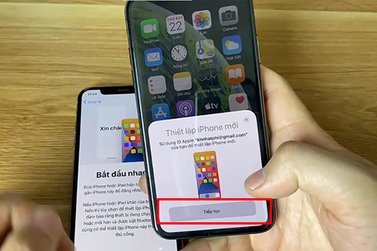 Đặt gần 2 chiếc điện thoại iPhone với nhau  và chọn thiết lập iPhone mới