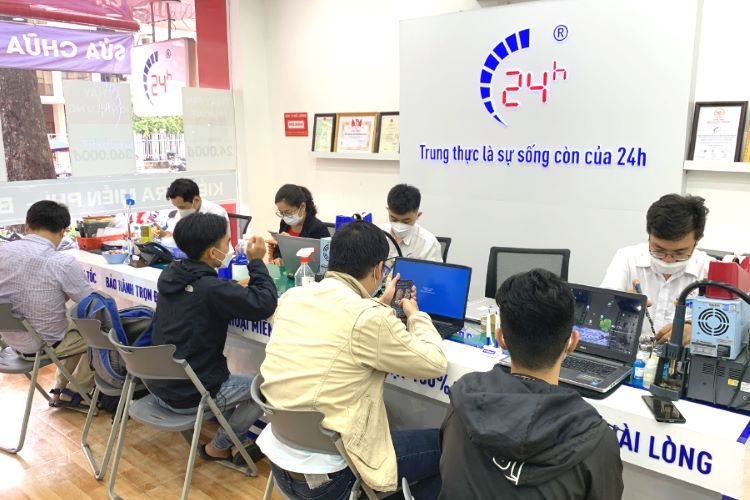 Thay iPhone 12 Pro Max bị đơ màn hình tại trung tâm uy tín