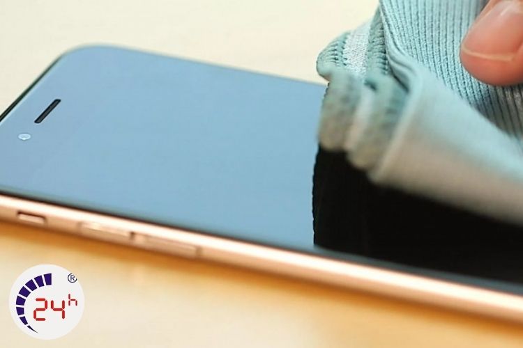 lau sạch màn hình iPhone 11