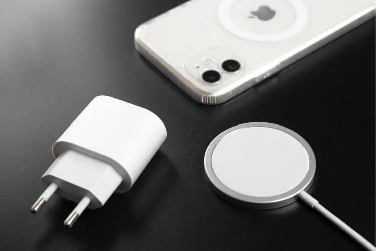 Sử dụng linh kiện không chính hãng là một trong những nguyên nhân khiến iPhone bị nóng
