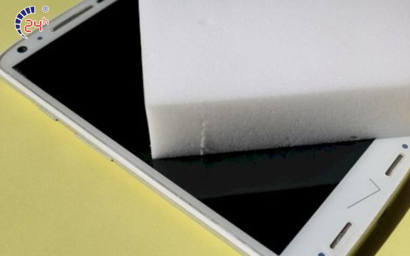 Sử dụng bọt biển để chống xước màn hình điện thoại