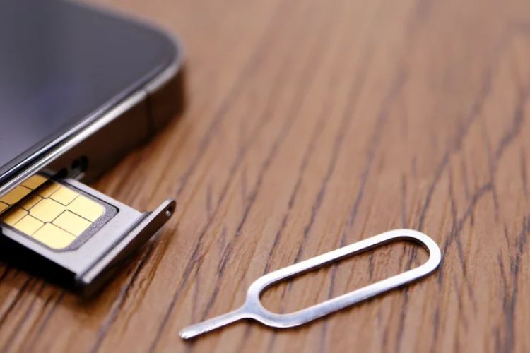 kiểm tra khay và thẻ sim