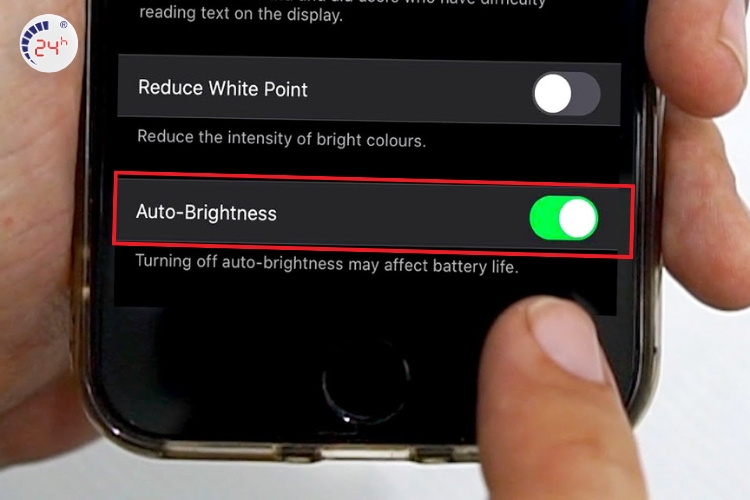 Tại sao iPhone tự giảm độ sáng màn hình