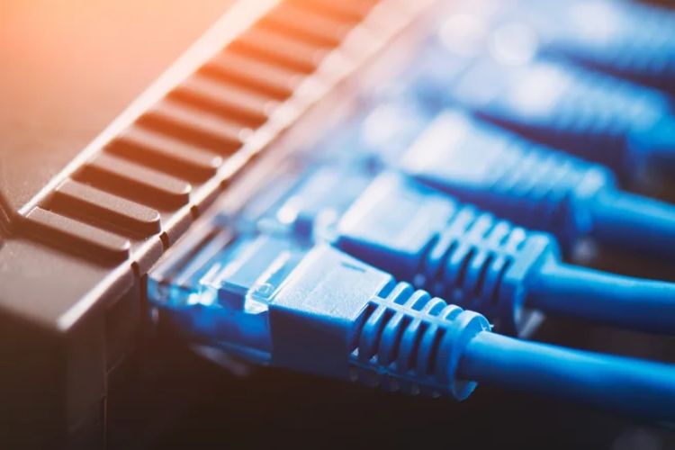 Khi tín hiệu WiFi bị yếu, bạn nên di chuyển đến nơi có tín hiệu mạnh hơn