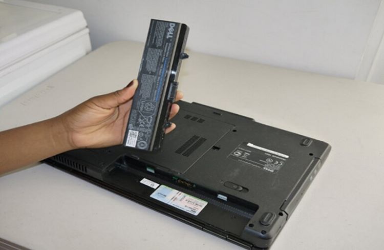 Thay pin mới cho laptop