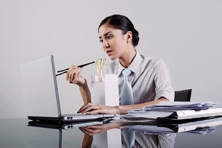 Không để máy gần đồ ăn thức uống