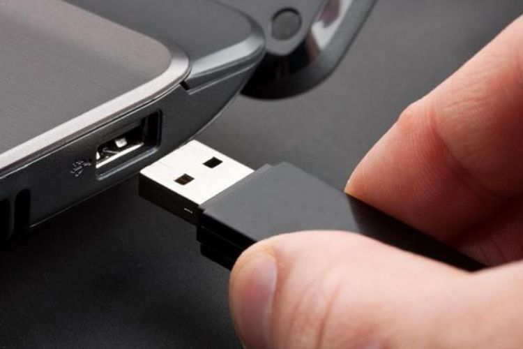 Không rút USB hoặc thẻ nhớ khiến laptop không lên nguồn