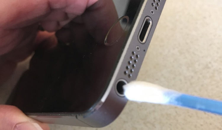 Âm thanh iPhone bị nhỏ, vệ sinh loa 
