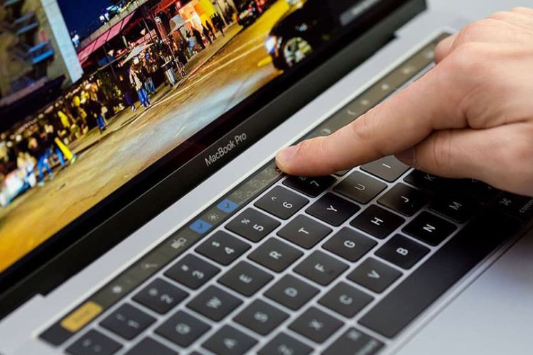Phím tắt hỏng cũng là nguyên nhân khiến MacBook bị đen màn hình