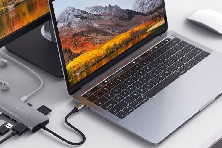 Xem lại ổ cắm điện và bộ sạc để tránh bị tình trạng màn hình MacBook bị đen