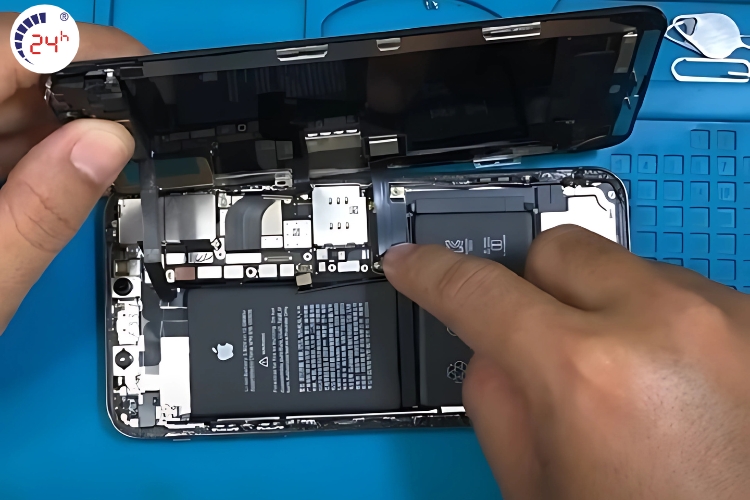 lỗi phản quang do iPhone bị phù pin